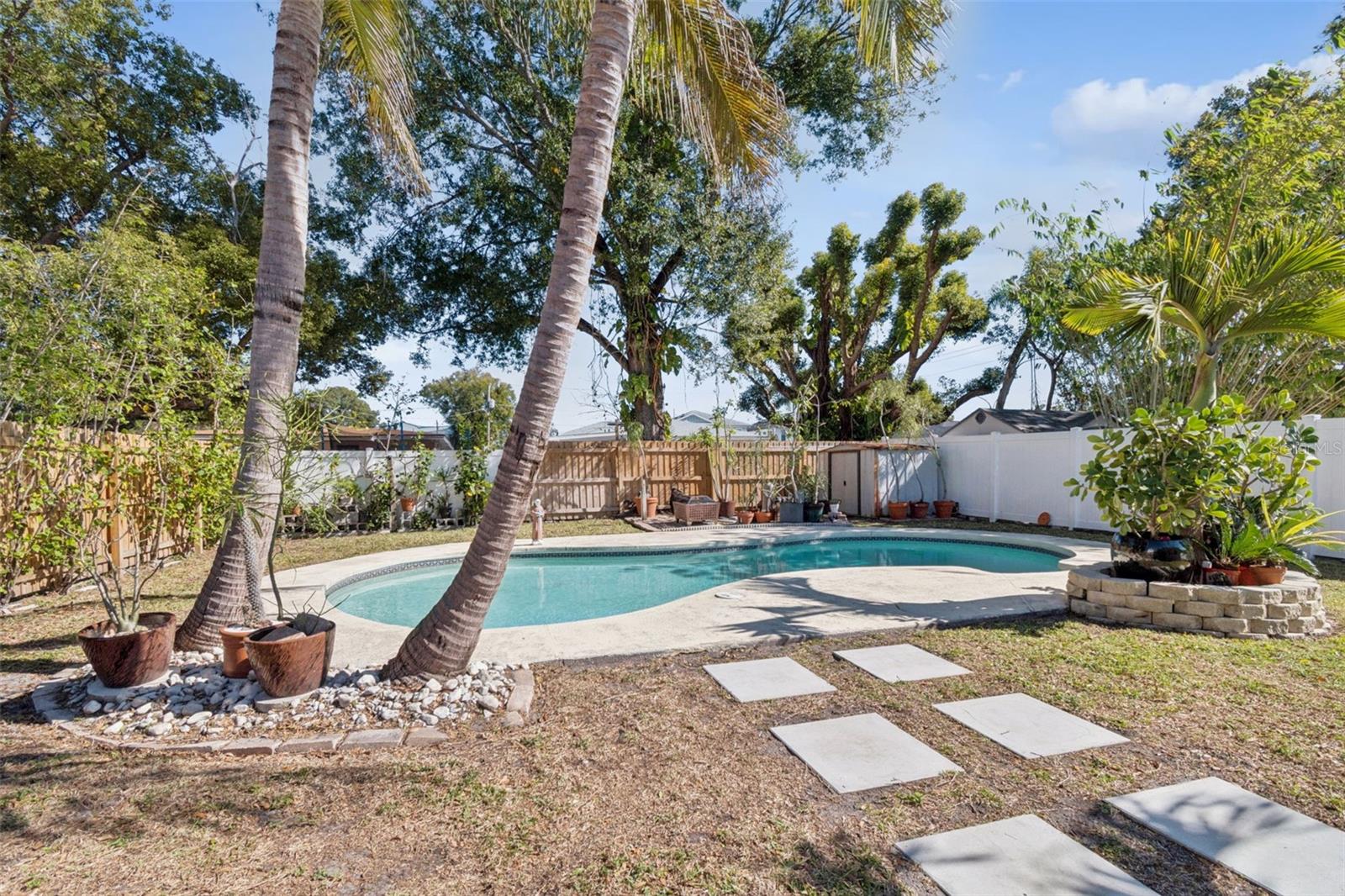 805 N LINCOLN AVENUE