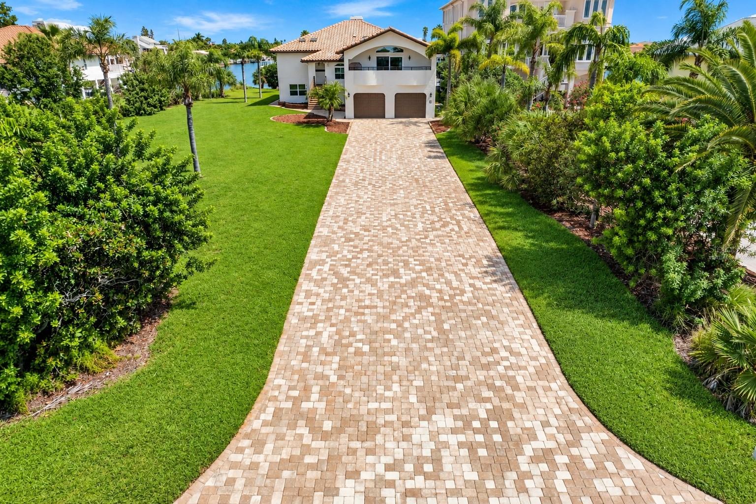 5226 WESTSHORE DRIVE