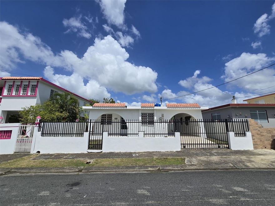 Looking for a peaceful, comfortable, and move-in ready place in Gurabo? This is your chance! We present this beautiful rental home located in Parcelas Navarro. This 3-bedroom, 1-bathroom property stands out for its comfort and outdoor spaces. Enjoy a spacious backyard filled with fruit trees, perfect for relaxing or spending time with family. It also features a cozy porch ideal for enjoying the breeze. The house comes fully furnished and equipped with everything you need. For your complete convenience, the property includes a modern 17-panel solar system with a Tesla battery and a 600-gallon water cistern. Live worry-free! Located close to everything: supermarkets, pharmacies, bakeries, and restaurants. Come see your new home!
Water and electricity services included (certain restrictions apply).