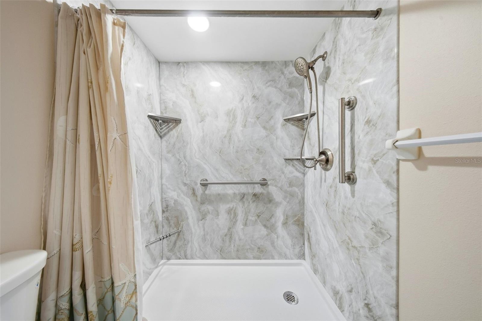 LINKS THE CONDO - Residential