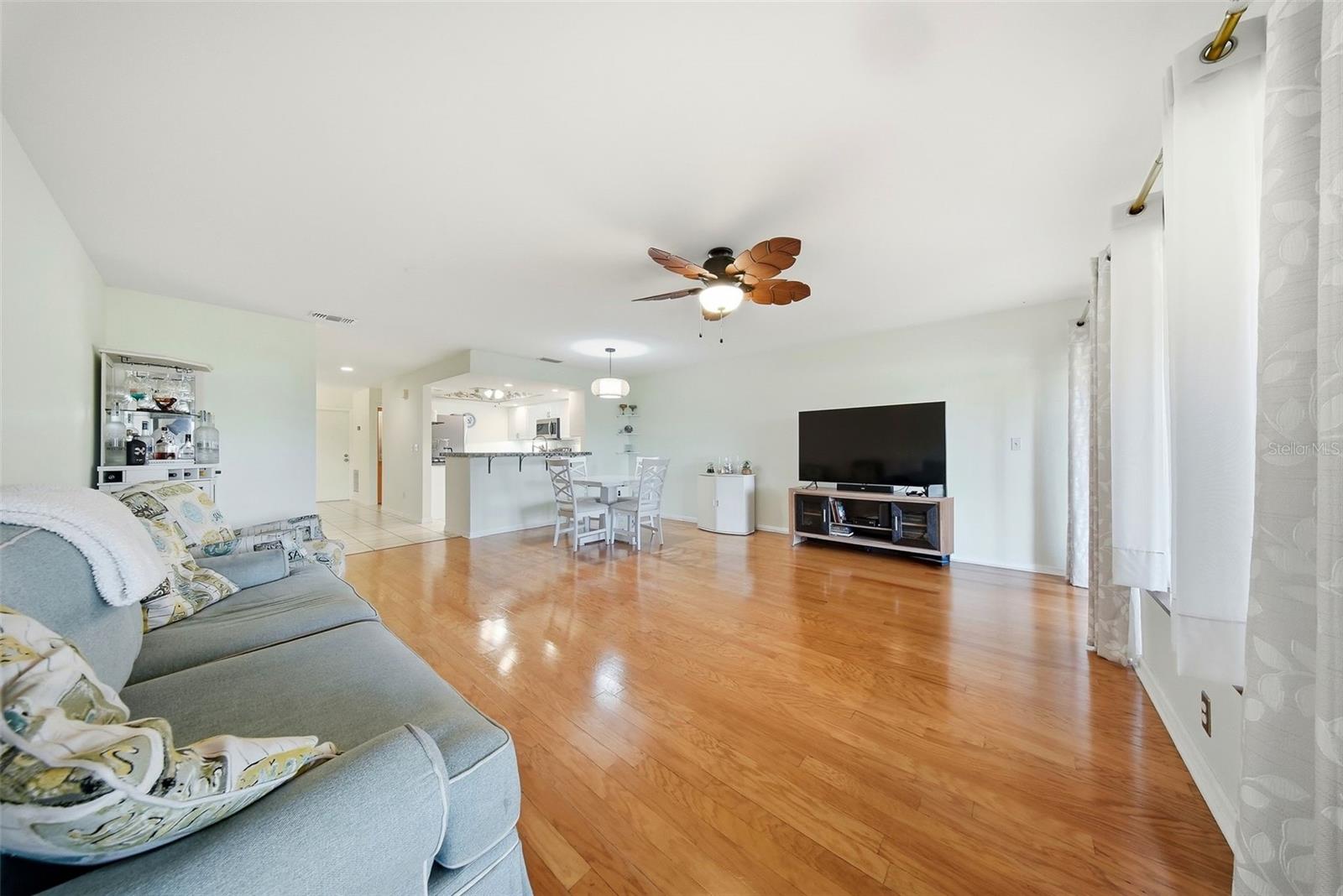 LINKS THE CONDO - Residential