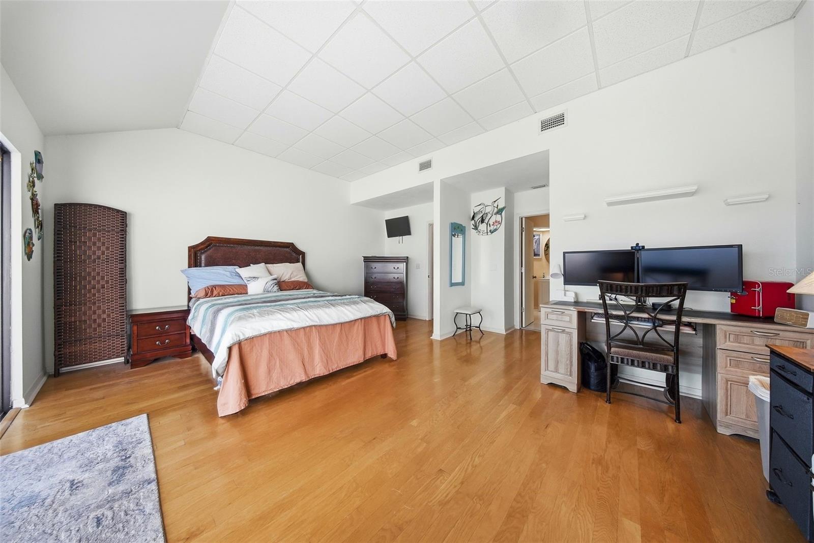 LINKS THE CONDO - Residential