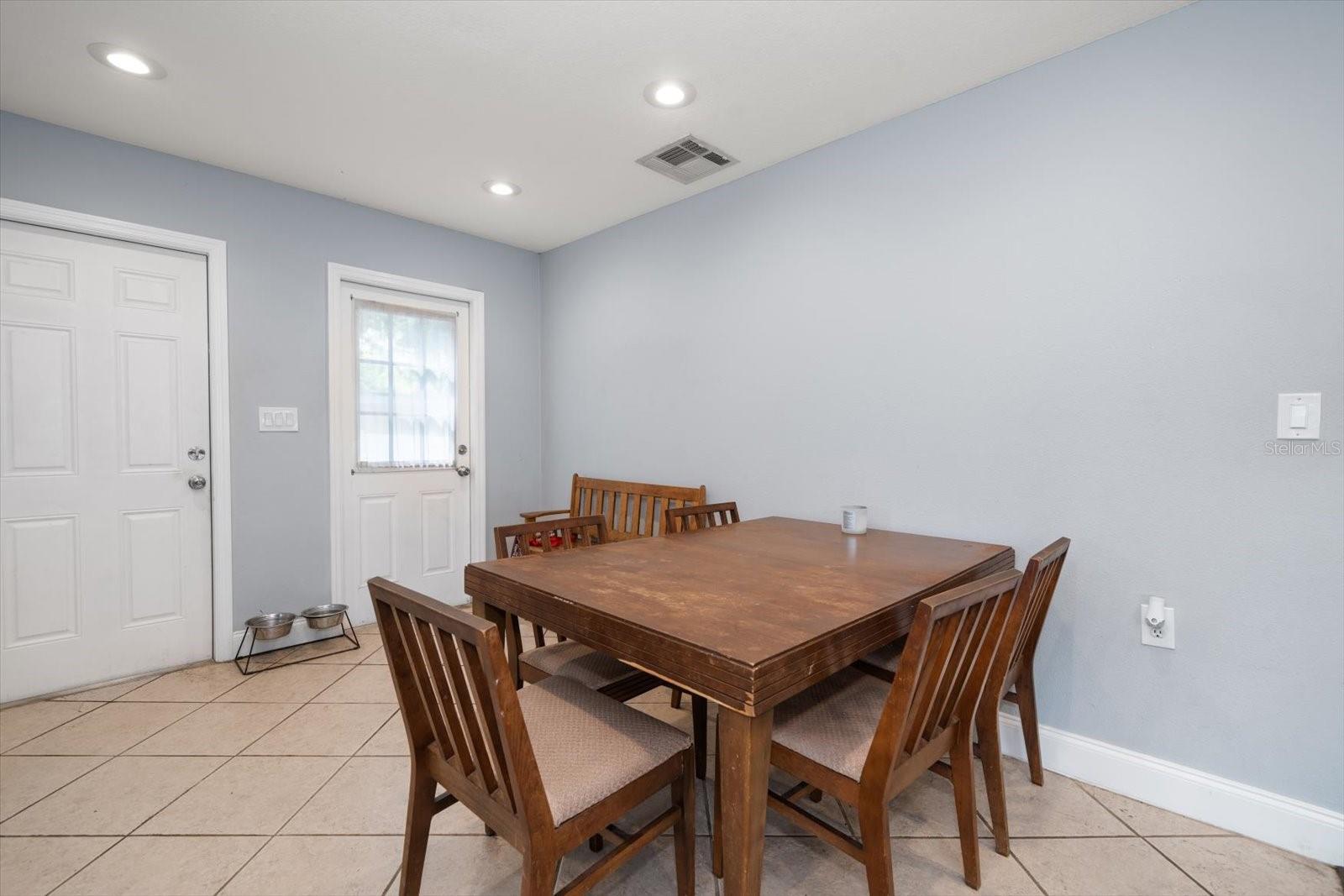 PALM RIDGE MANOR - Residential Lease