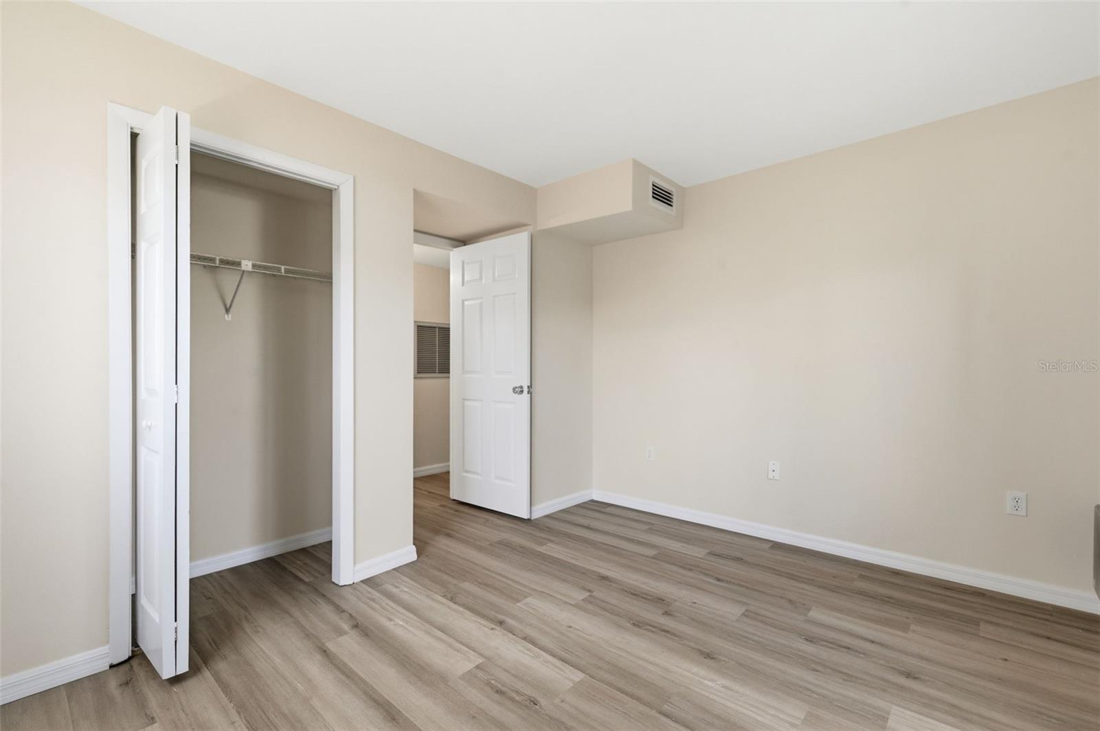 BAYSHORE ON THE LAKE APTS II SEC 3 - Residential