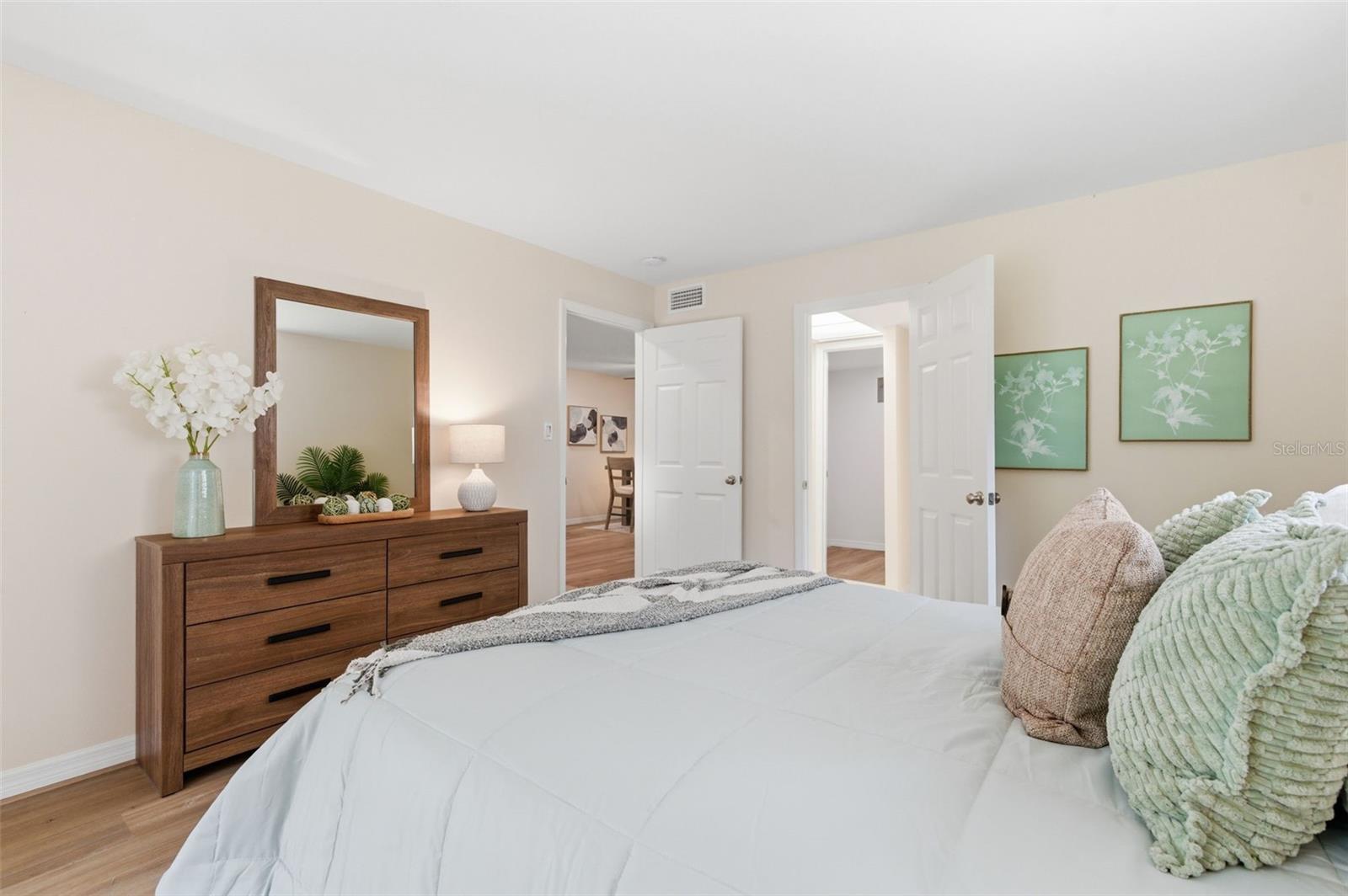 BAYSHORE ON THE LAKE APTS II SEC 3 - Residential