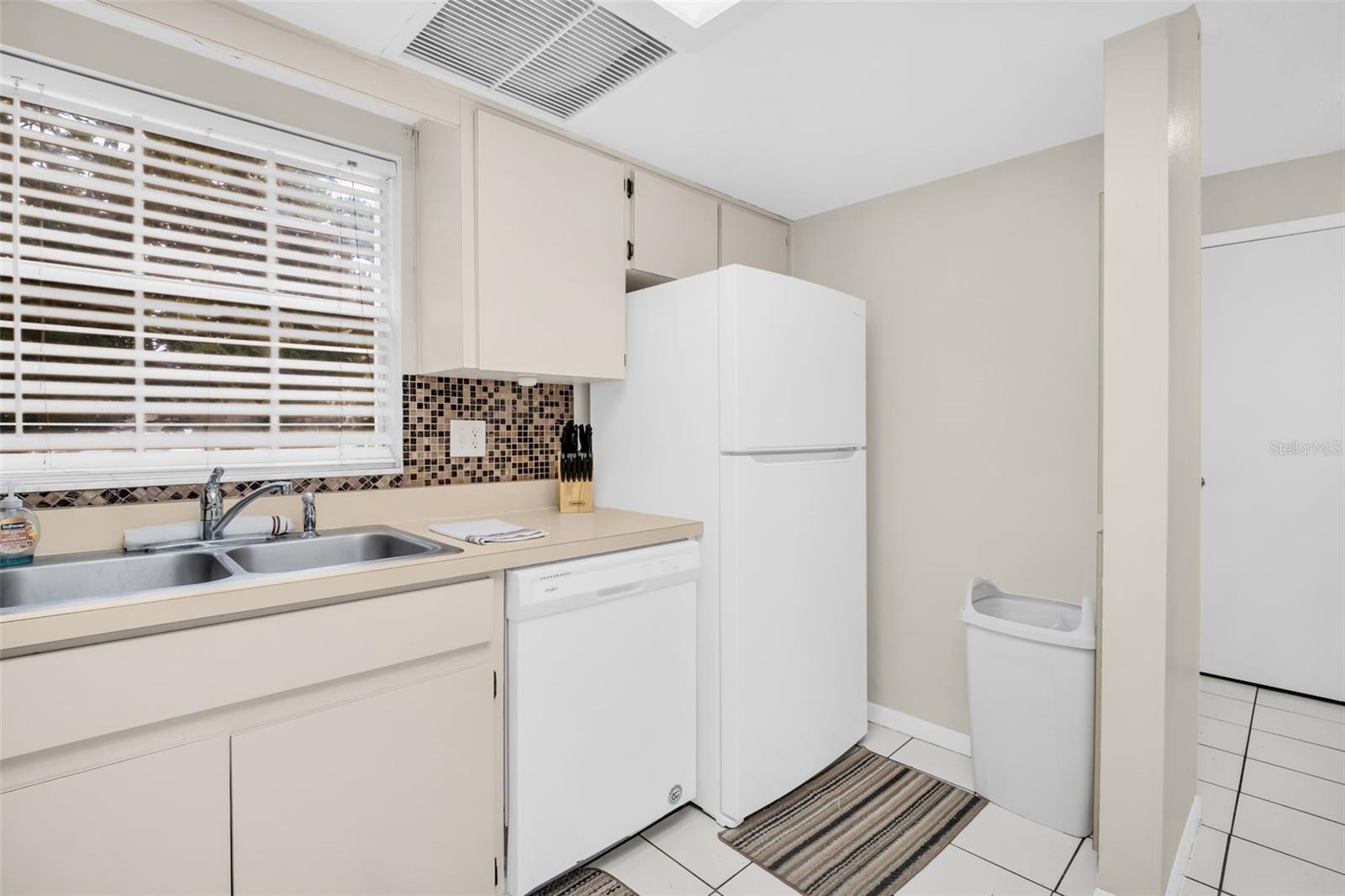 CHATEAUX DE VILLE - Residential Lease