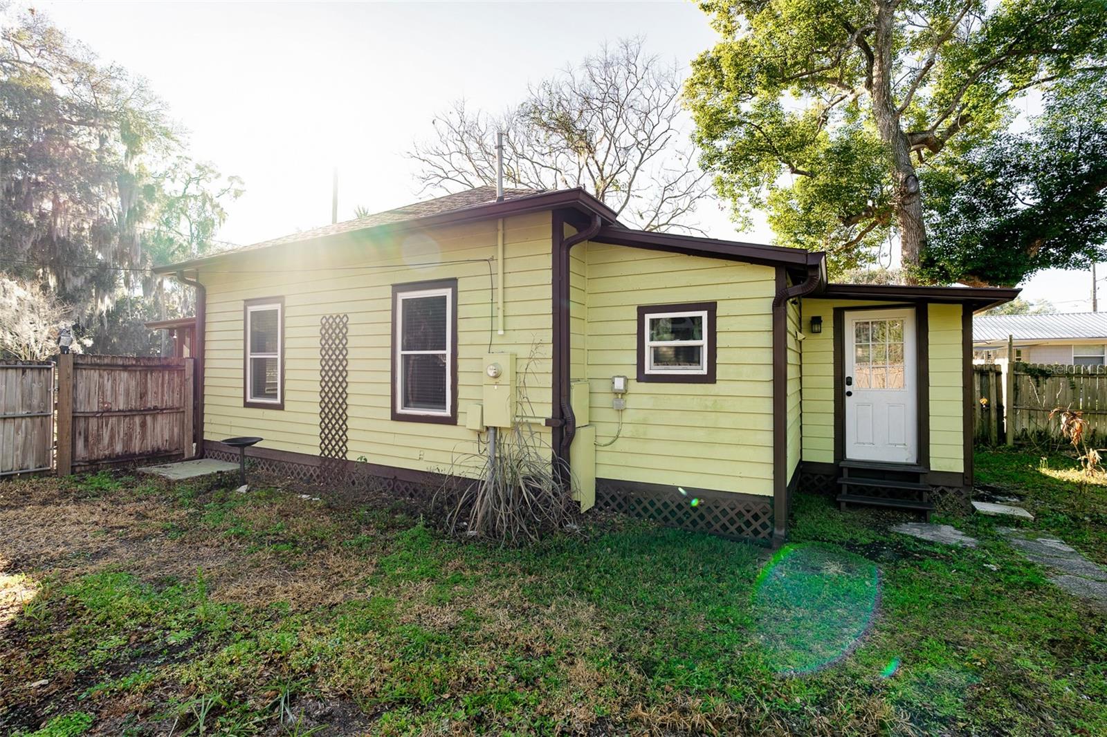 DELAND W 01/2 BLK 88 - Residential