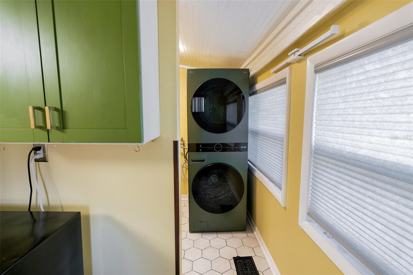 DELAND W 01/2 BLK 88 - Residential