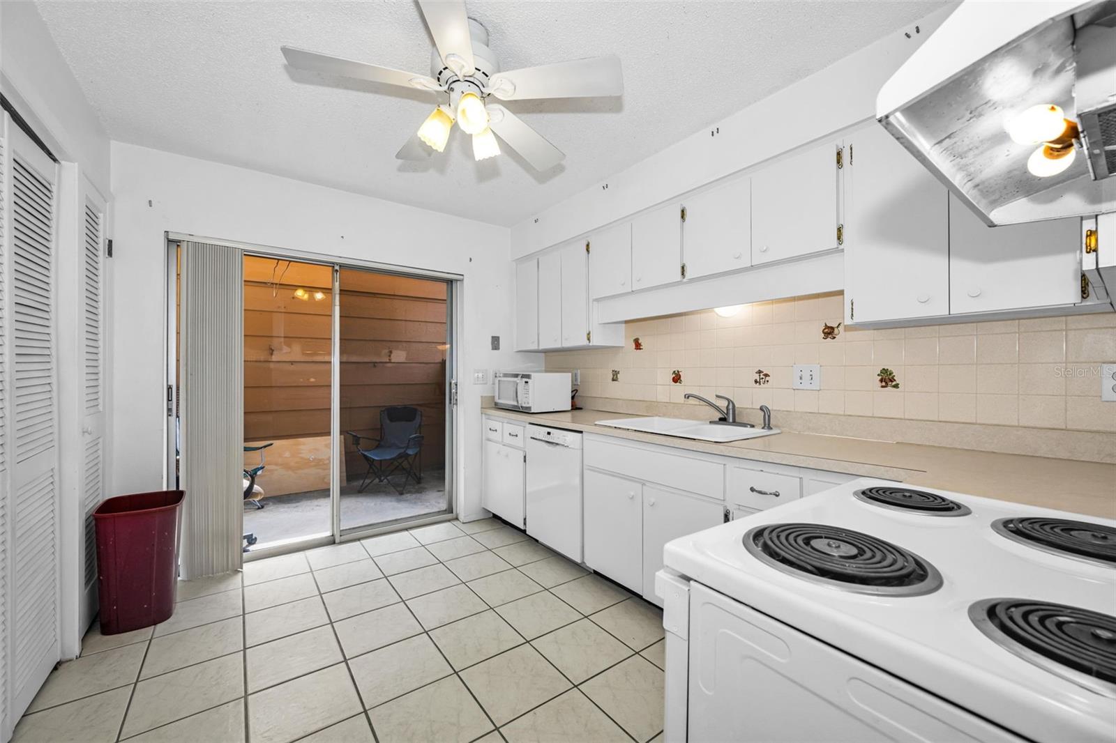 BEACON LAKES CONDO 05 01 - Residential