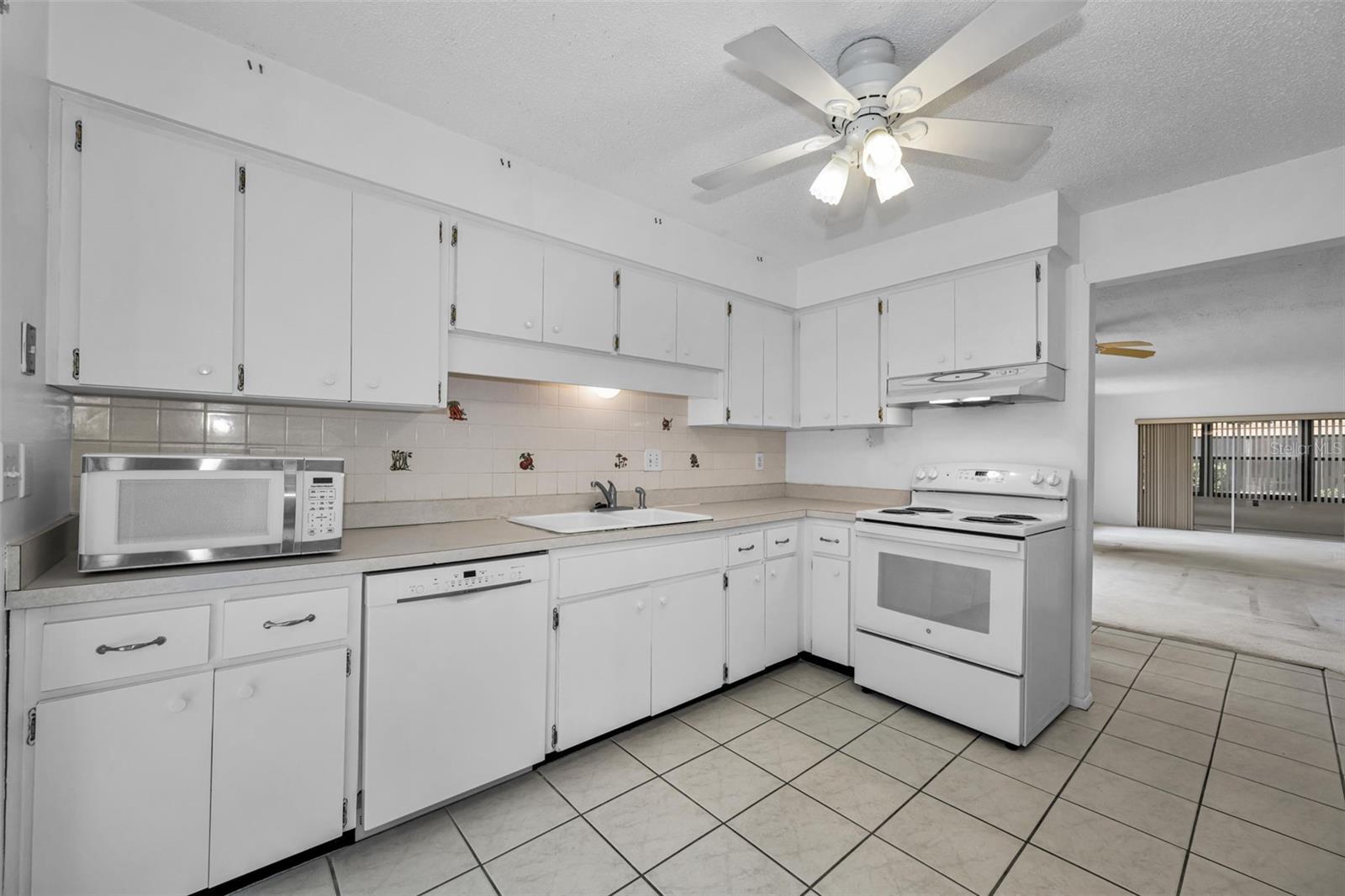 BEACON LAKES CONDO 05 01 - Residential