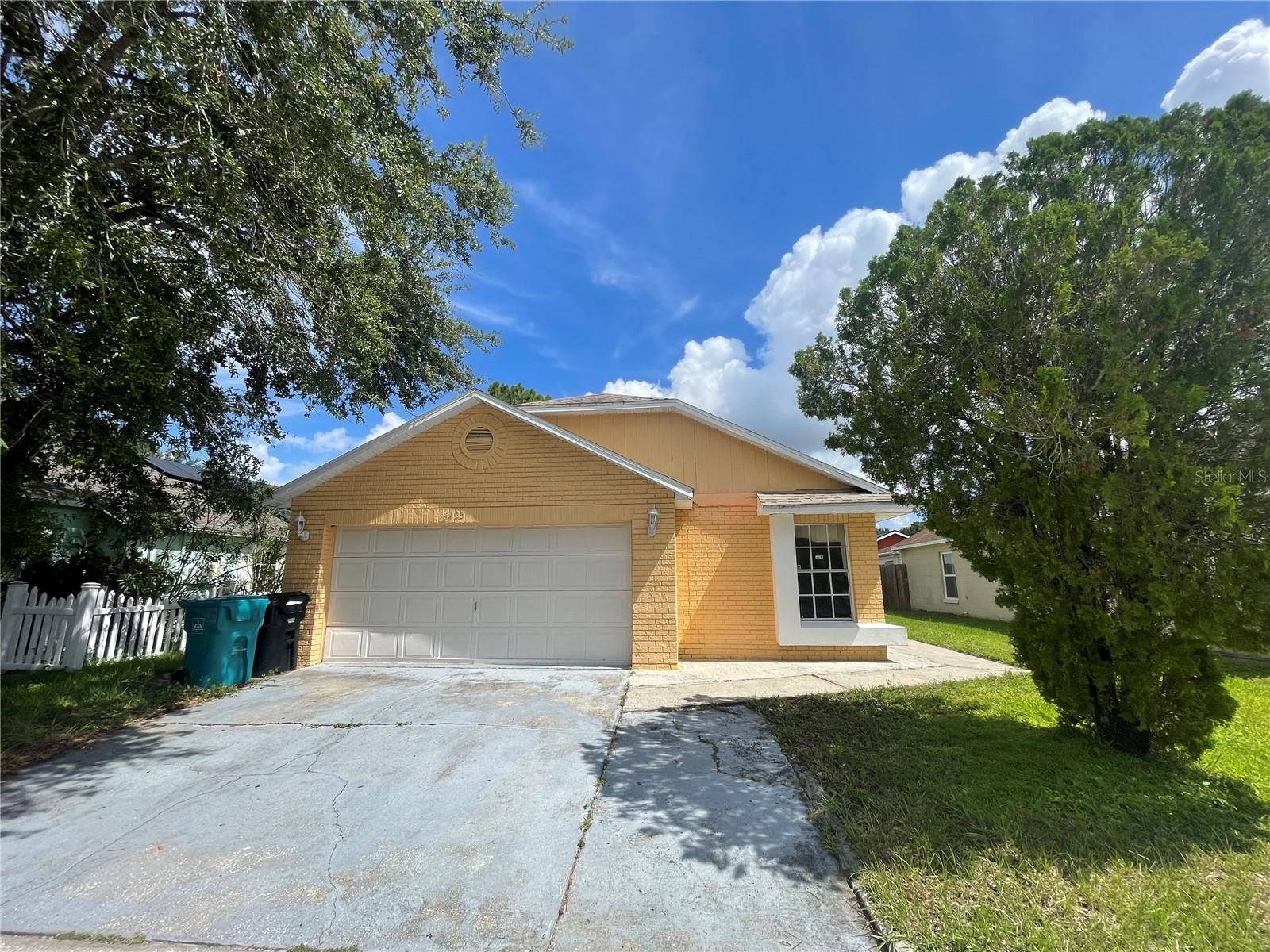 Great starter home or investment property!!! Block 3/2 with 2 car garage. split floor plan. Granite counter top in the kitchen , Tile flooring thru out the house. This home comes with solar panel already paid off. located near I4 and 408.