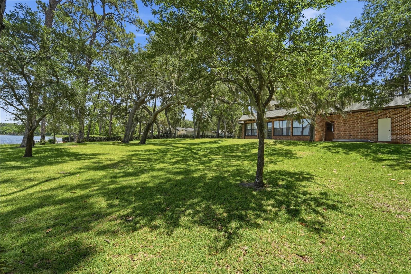 807 BAY TREE CIRCLE
