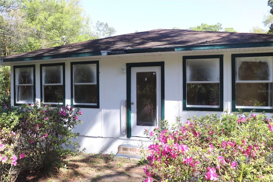 Nice small home for retiree or new buyers very close to shopping and schools.  Located within the city limits and on city water and sewer.  The Rainbow River is a few minutes away.  Good weather and wonderful small town to live and to grow in.  Several upgrades, kitchen, bath, floors coverings and paint in and out.