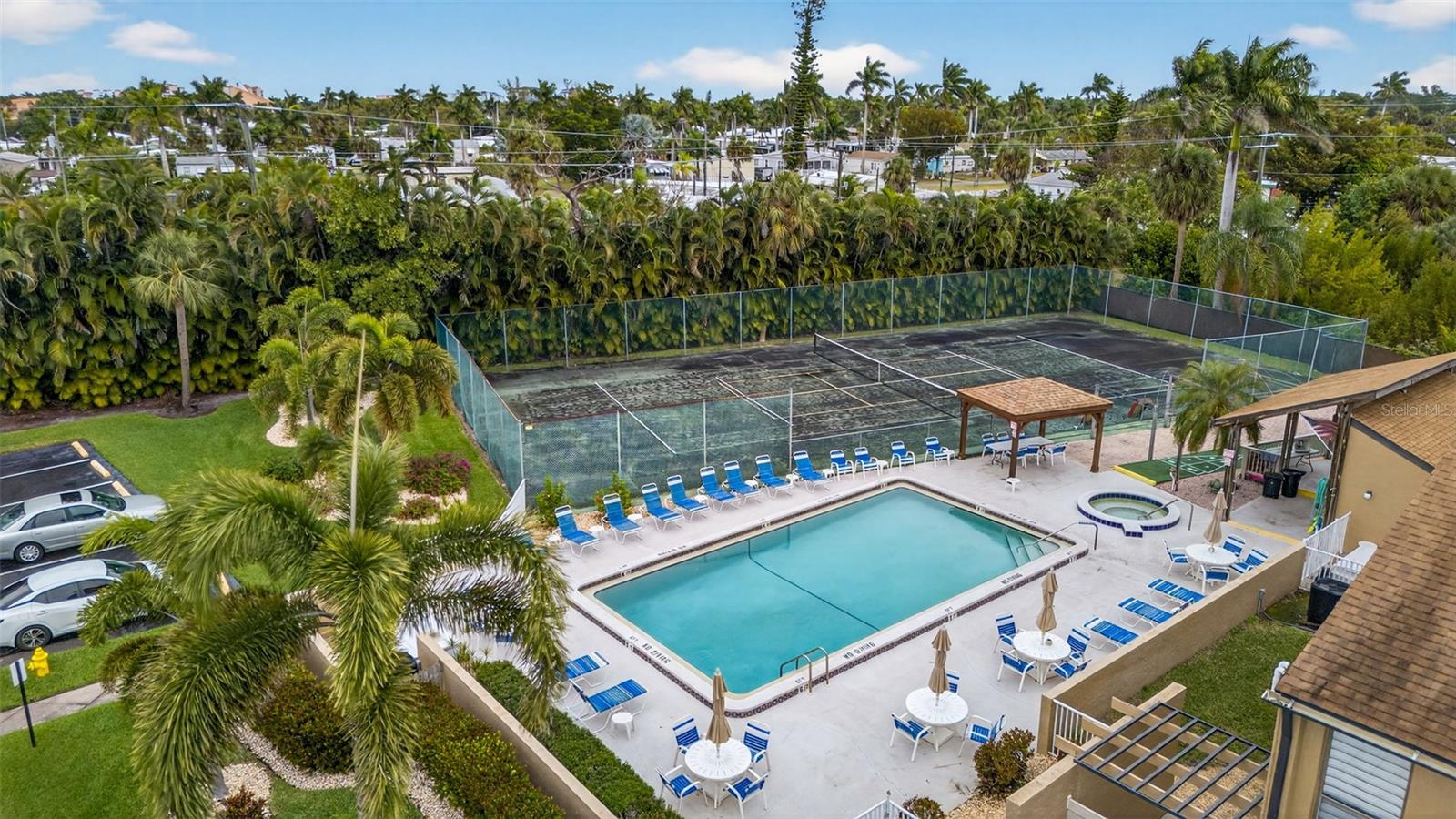 WINDWARD WAY CONDO SEC 01 - Residential