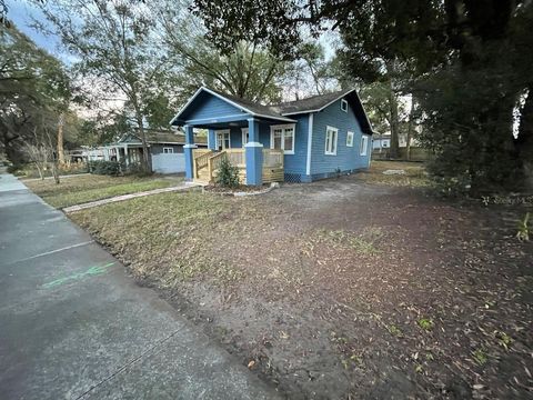 Photo of 1406 Greenwood Street, Orlando, FL 32801 (MLS # O6385918)