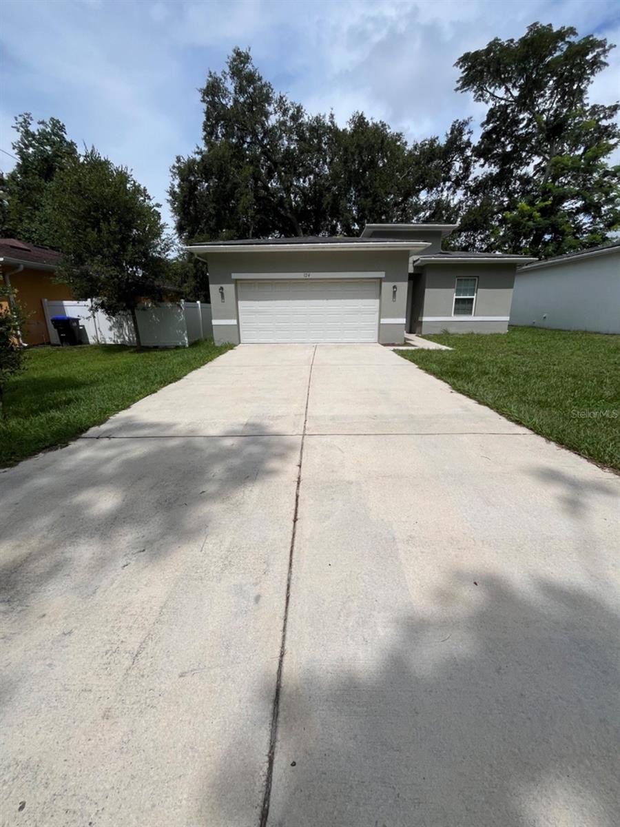 Spacious and well-maintained 3-bedroom, 2-bathroom single-family home in a quiet neighborhood in Apopka.
Features:
• Open floor plan with plenty of natural light
• Fully equipped kitchen with modern appliances
• Master suite with private bath and walk-in closet
• Washer & dryer included
• 2-car garage