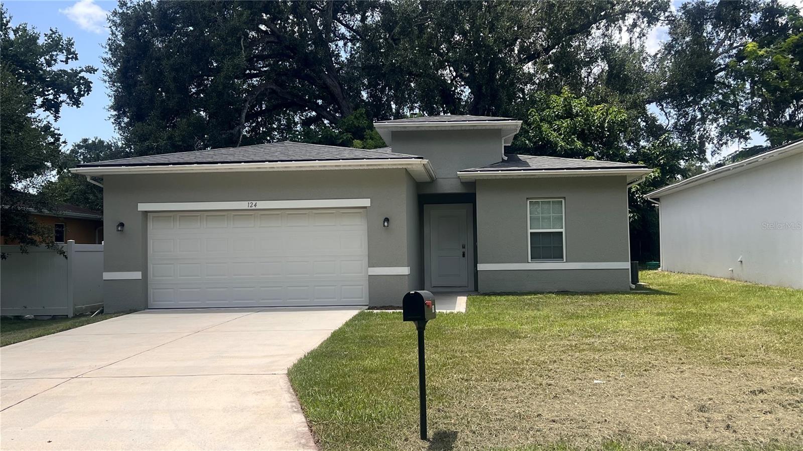 Spacious and well-maintained 3-bedroom, 2-bathroom single-family home in a quiet neighborhood in Apopka.
Features:
• Open floor plan with plenty of natural light
• Fully equipped kitchen with modern appliances
• Master suite with private bath and walk-in closet
• Washer & dryer included
• 2-car garage