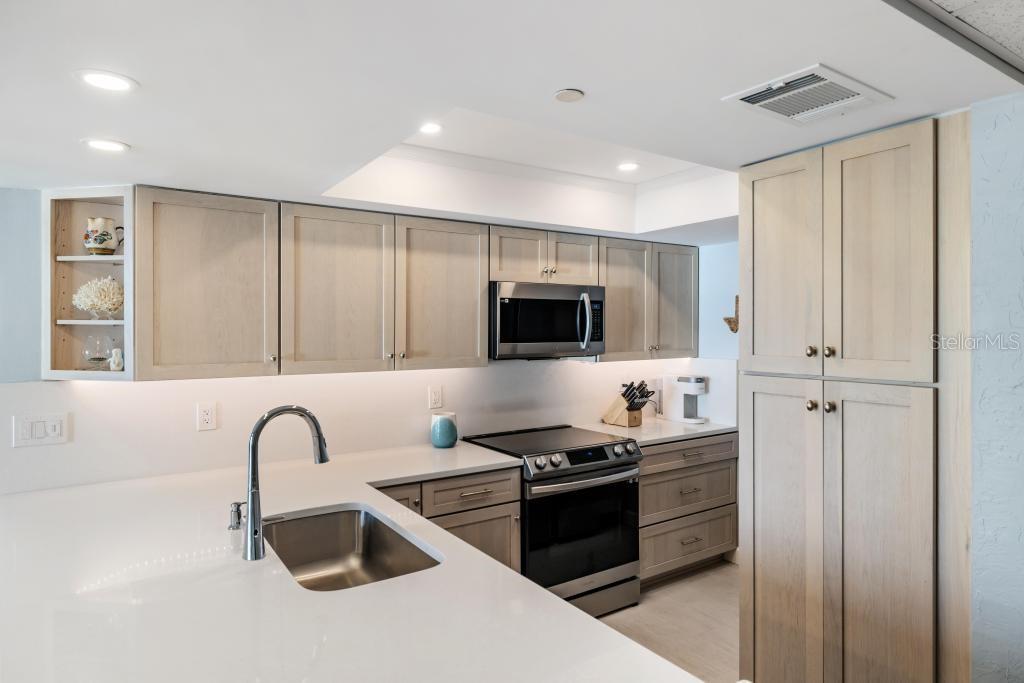 VALENCIA CONDO APTS - Residential