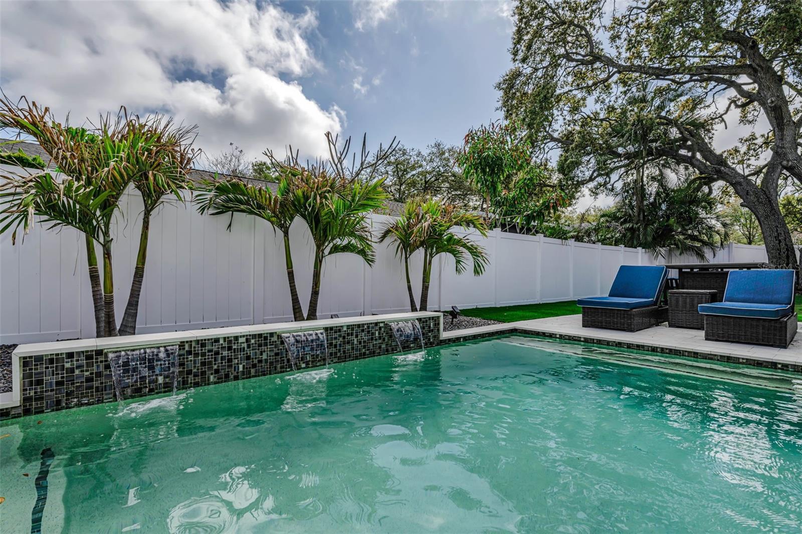 RAVENWOOD MANOR - Residential