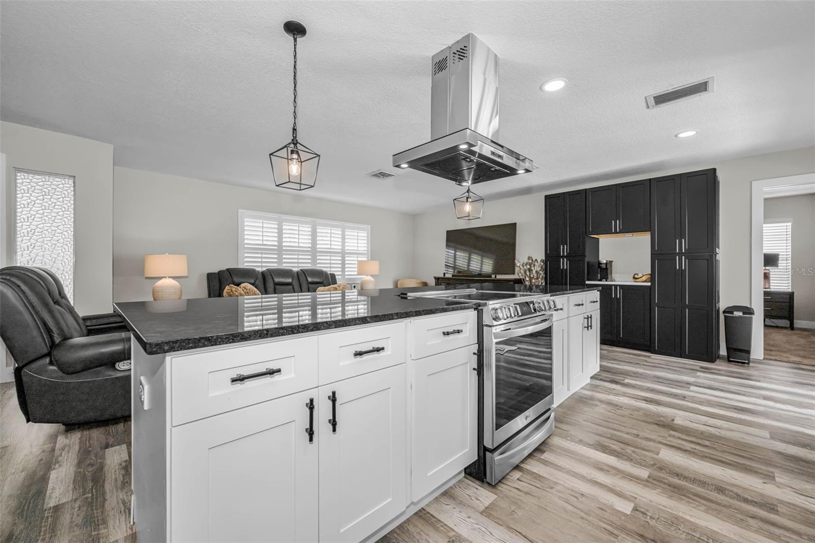 RAVENWOOD MANOR - Residential