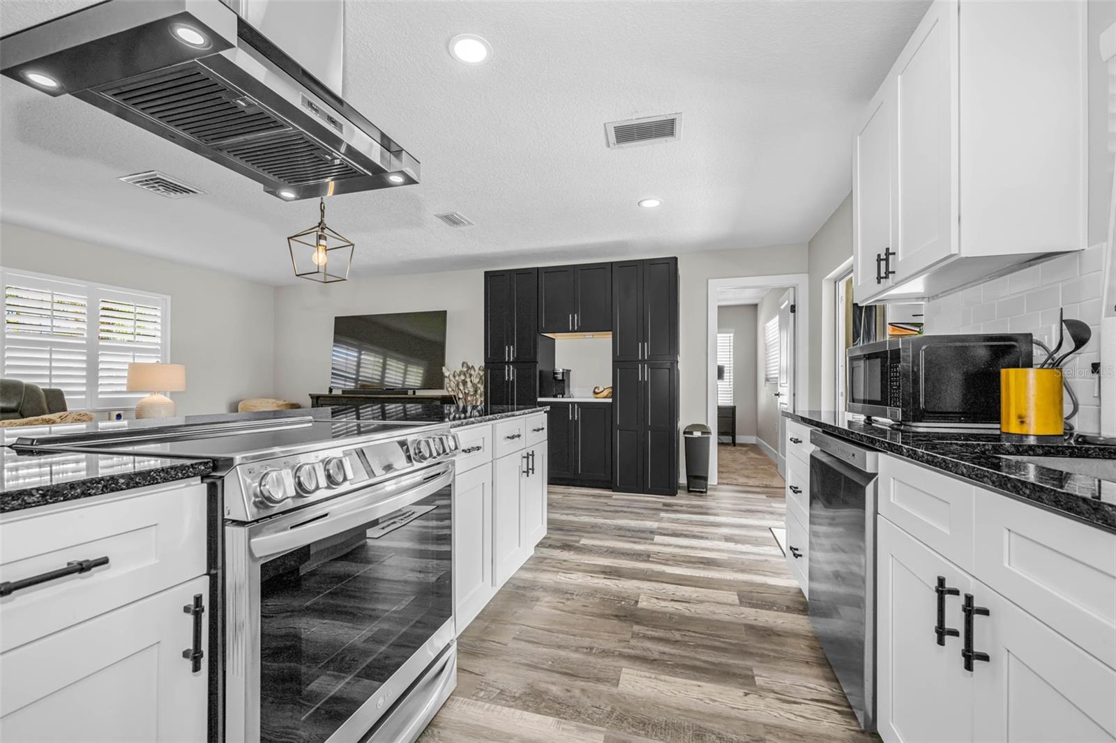 RAVENWOOD MANOR - Residential