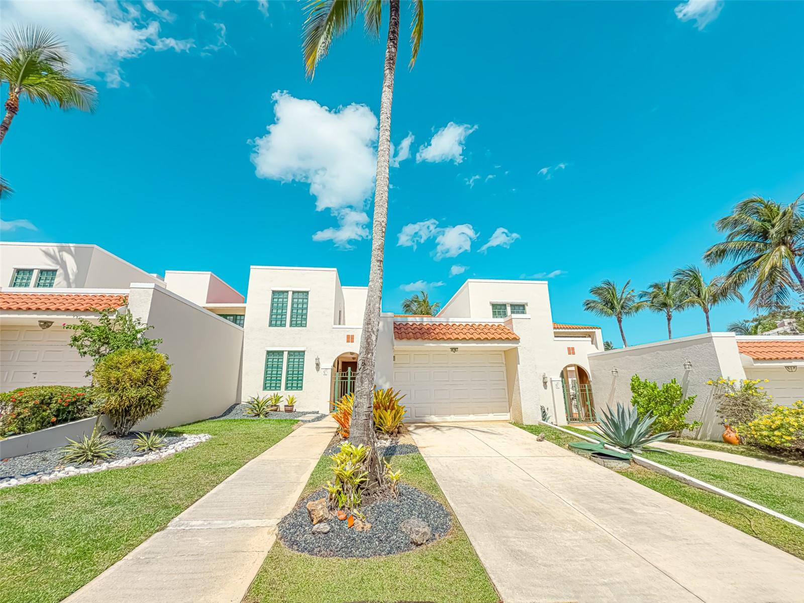 Live the lifestyle, exclusive to Dorado Reef. Elegant property available for long-term rent in the Dorado Reef community, a private and highly sought-after community by those who appreciate the art of living in a relaxed and safe environment, in the town of Dorado, Puerto Rico. The property offers a comfortable and functional layout, with 4 bedrooms, 4 bathrooms, a terrace with a beautiful view of outdoor recreational gardens, a beautiful interior patio, a private garage, a patio with a "resort" style design and unique elements for your total enjoyment, spacious interior spaces with very elegant furniture and decoration. Ideal for those seeking comfort, security, and proximity to the ocean, located just steps from beach access and the private facilities of the community, allowing you to enjoy the sound of the ocean waves, sunset walks, and sunny days in front of the beach, without leaving the community. Dorado Reef offers 24/7 security, a swimming pool, recreational areas, a tennis court, and direct access to one of the most beautiful coasts in Puerto Rico. Additionally, it is conveniently close to Dorado Beach & Resort, fine dining, golf courses, and essential services such as hospitals, medical offices, supermarkets, pharmacies, and shopping centers..