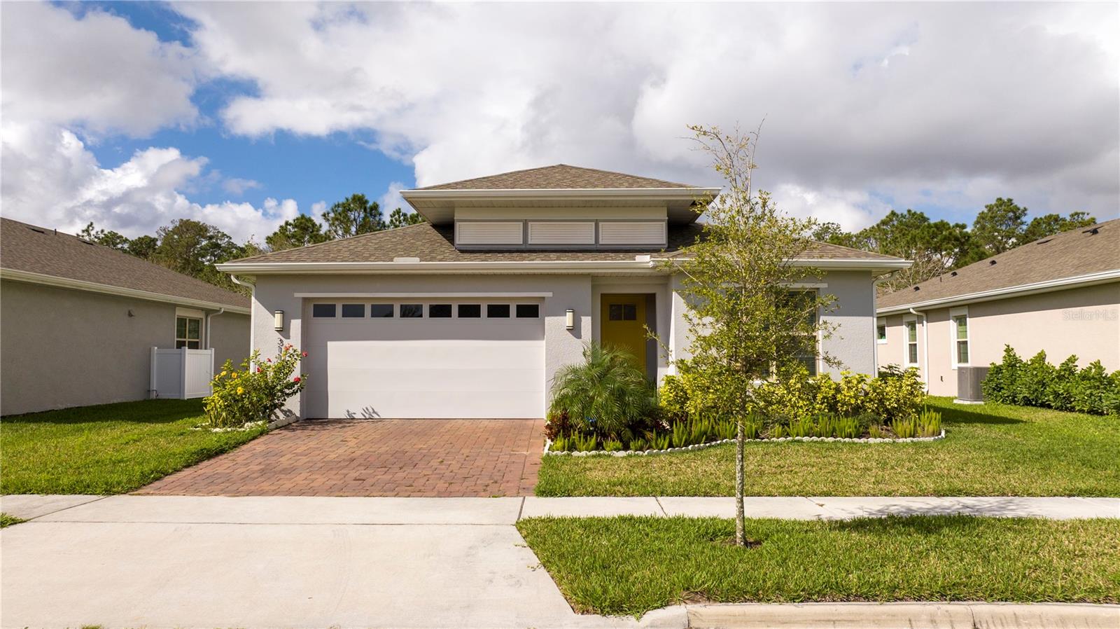 A modern and cozy home with no rear neighbors for sale in the Enclave at Lakes of Harmony!
Located in a GATED, fully equipped community (Community Dock, Pool, Tennis Courts, Basketball Court, Volleyball Sand Courts) , this beautiful home stands out from the entrance, with a well-maintained garden that welcomes you. There are three spacious bedrooms, all with walk-in closets and carpeted floors, offering plenty of comfort for the whole family. The house also has two full bathrooms, well-appointed and beautifully finished.
The interior follows an open and integrated concept, combining the living room, dining room, and kitchen into a spacious, bright space perfect for daily gatherings. Sliding doors in the living room lead directly to the outdoor balcony, ideal for relaxing, sipping coffee, or enjoying quality time outdoors.
The kitchen is a true highlight, equipped with stainless steel appliances, custom wood cabinets, and a generous countertop that facilitates daily routines and invites socializing. There is also a separate laundry room, already equipped and ready for use.
The condominium offers everything you need for a comfortable life: a swimming pool, sports courts, a playground, walking trails, and green spaces overlooking the lake, providing tranquility and quality of life every day.
All this in a strategic location, close to shops, schools, services, and with easy access to major roads.
Don't miss this opportunity to live in comfort, security, and style. Schedule your visit and come see your new home!