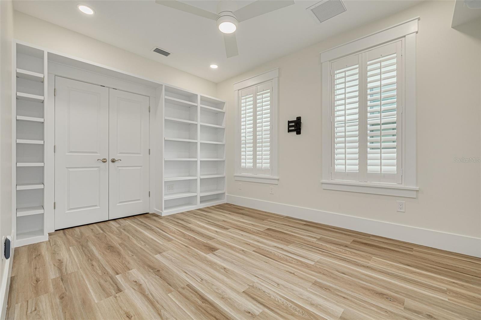 HARBOR OAKS - Residential