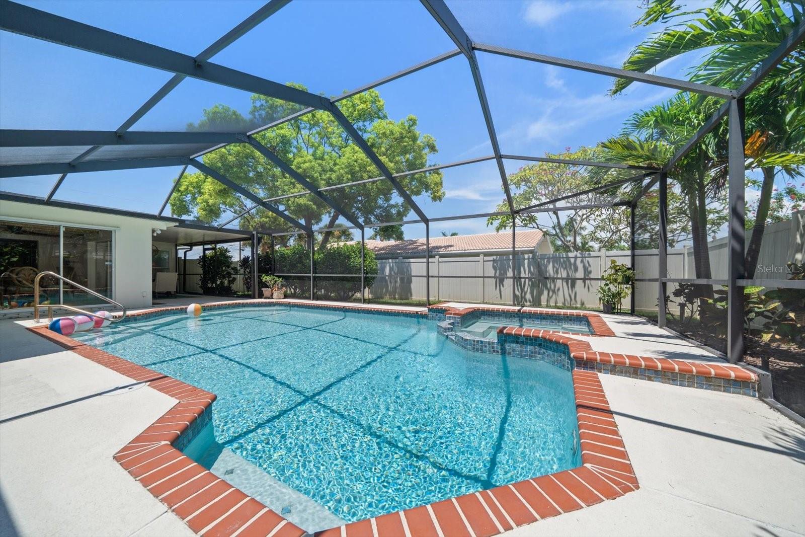 910 OAKWOOD DRIVE