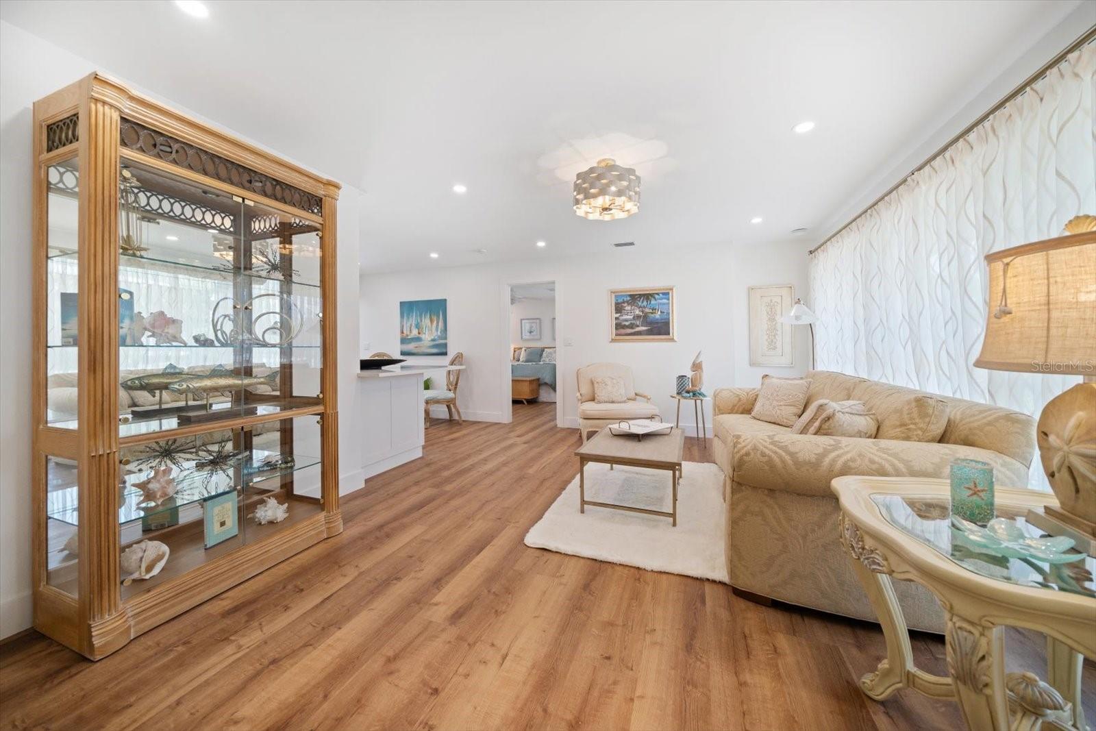 910 OAKWOOD DRIVE