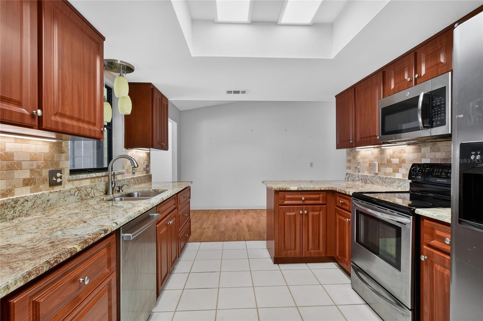 COLONNADES PH 02 - Residential