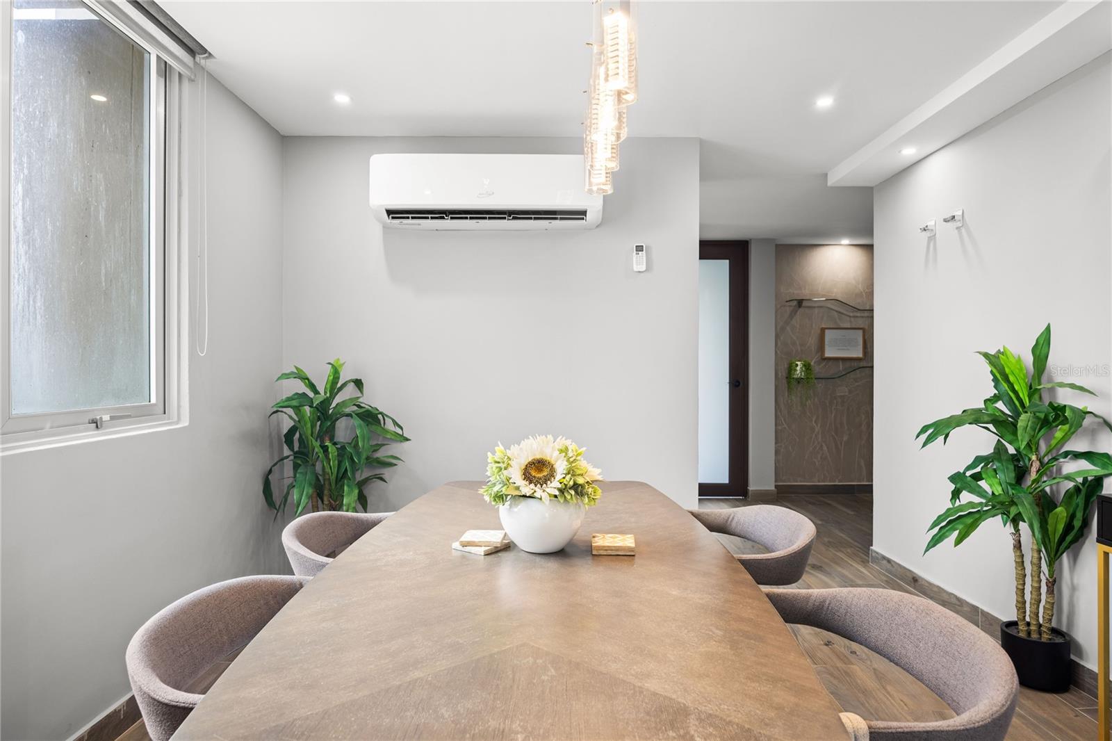 RAQUET CLUB (AKA RACQUET/RAQUET CLUB CONDOMINIUM) - Residential