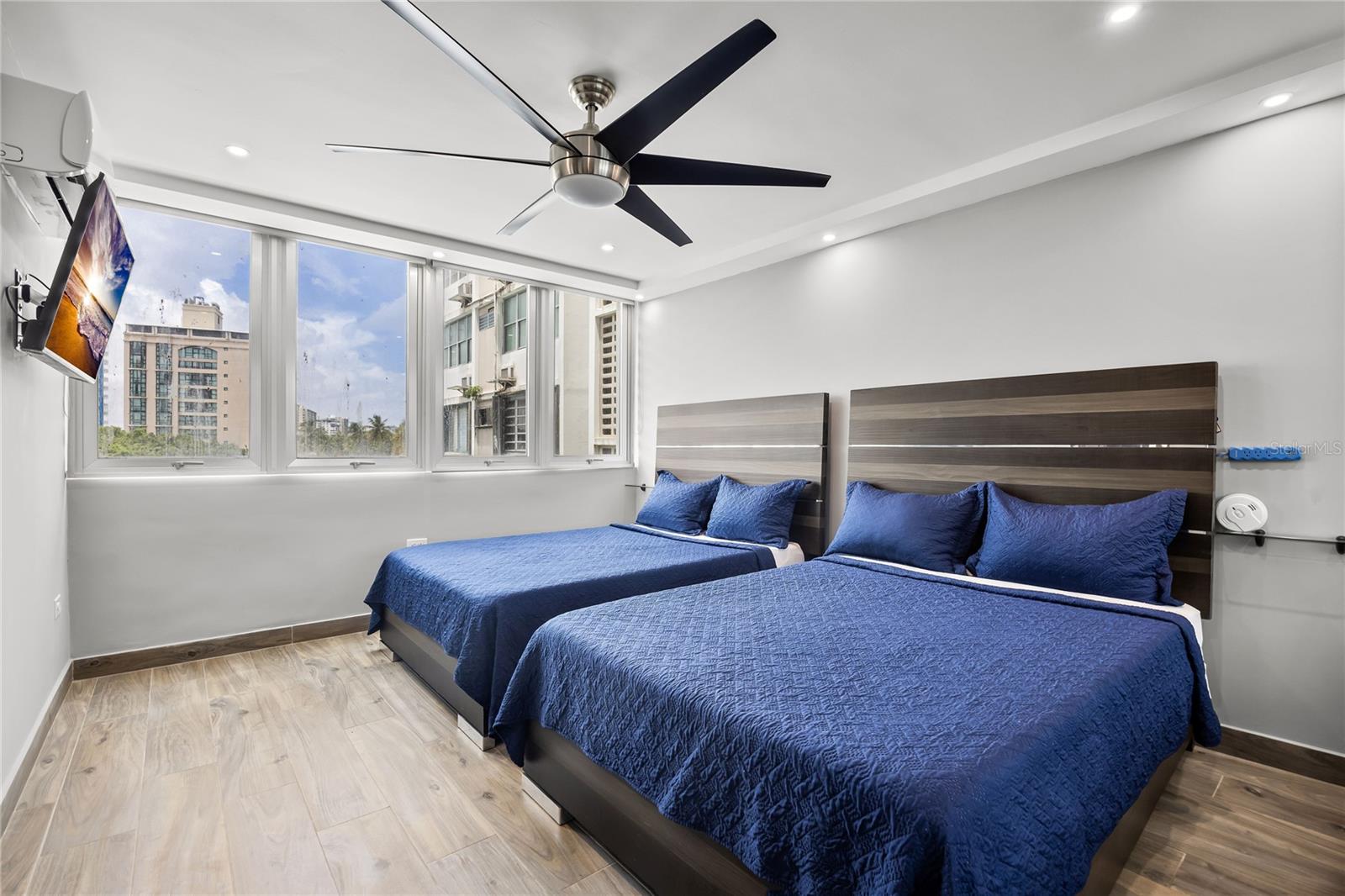 RAQUET CLUB (AKA RACQUET/RAQUET CLUB CONDOMINIUM) - Residential