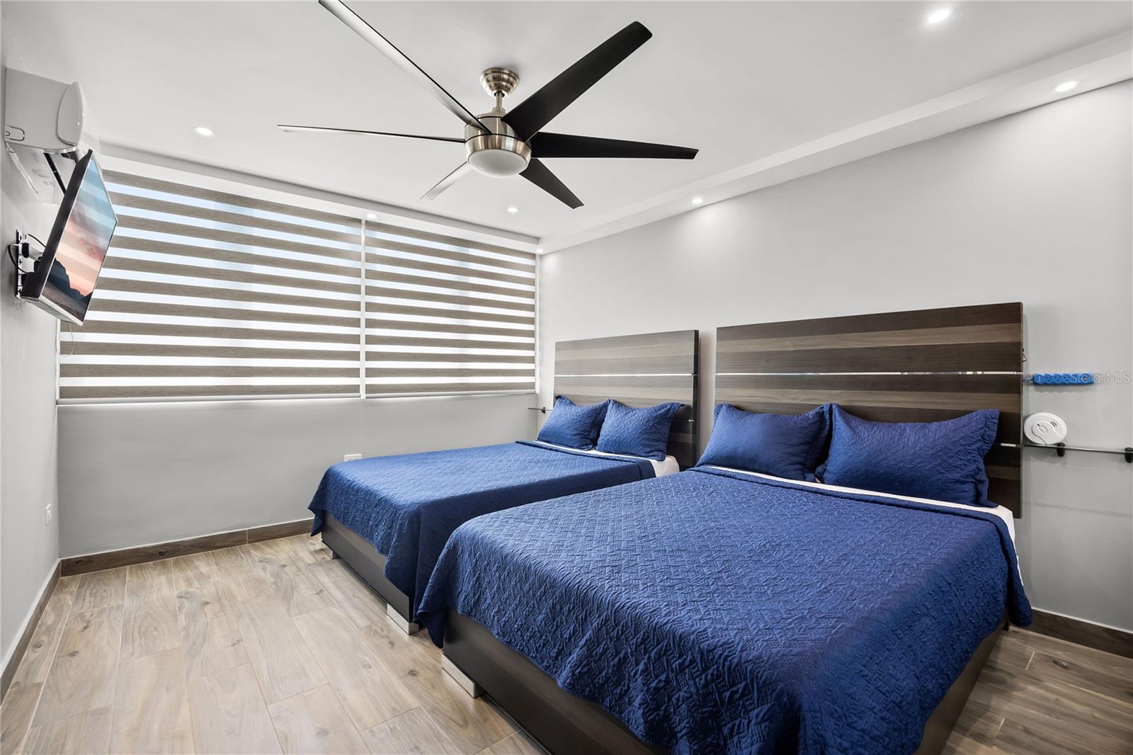 RAQUET CLUB (AKA RACQUET/RAQUET CLUB CONDOMINIUM) - Residential