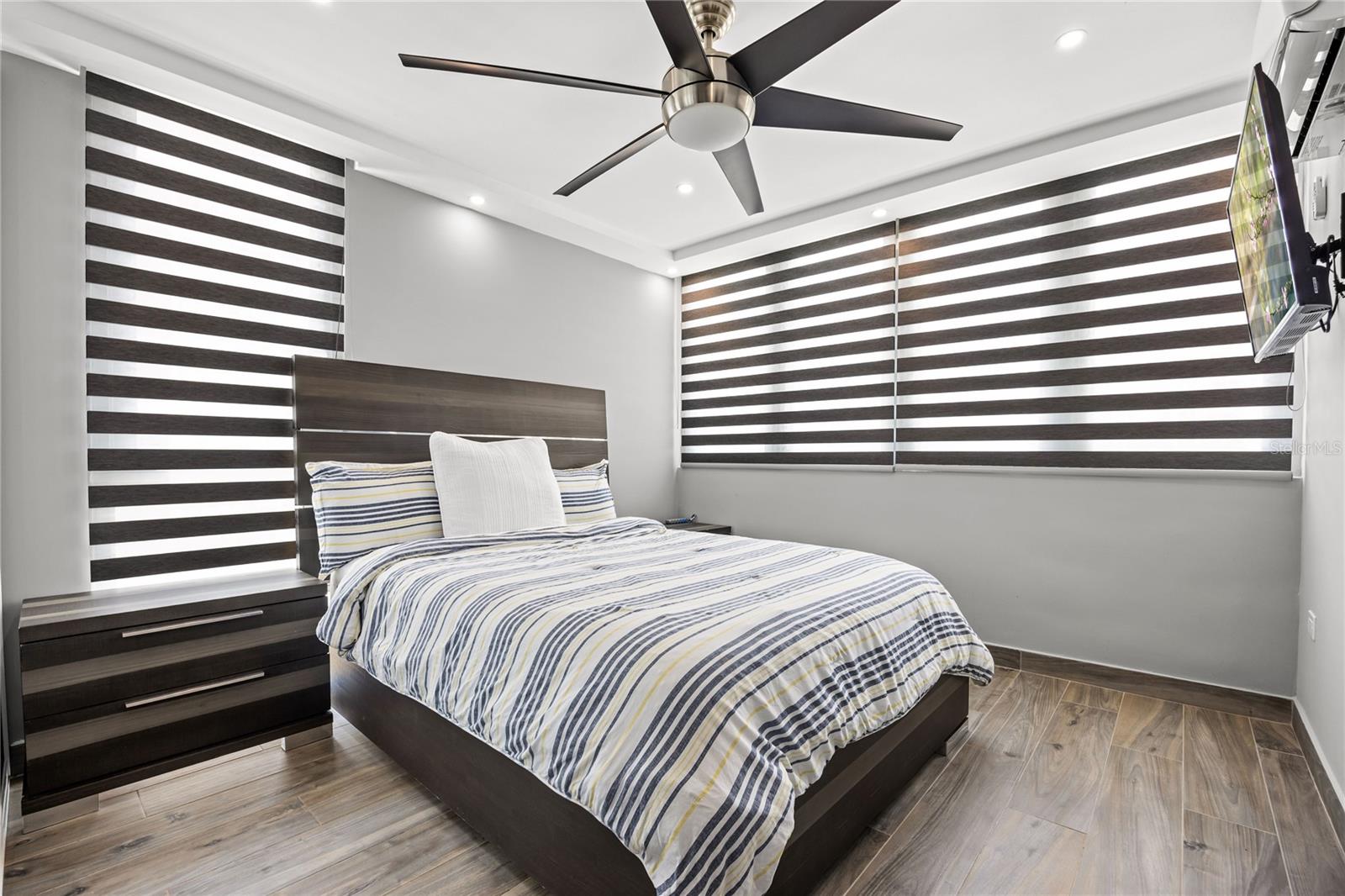 RAQUET CLUB (AKA RACQUET/RAQUET CLUB CONDOMINIUM) - Residential