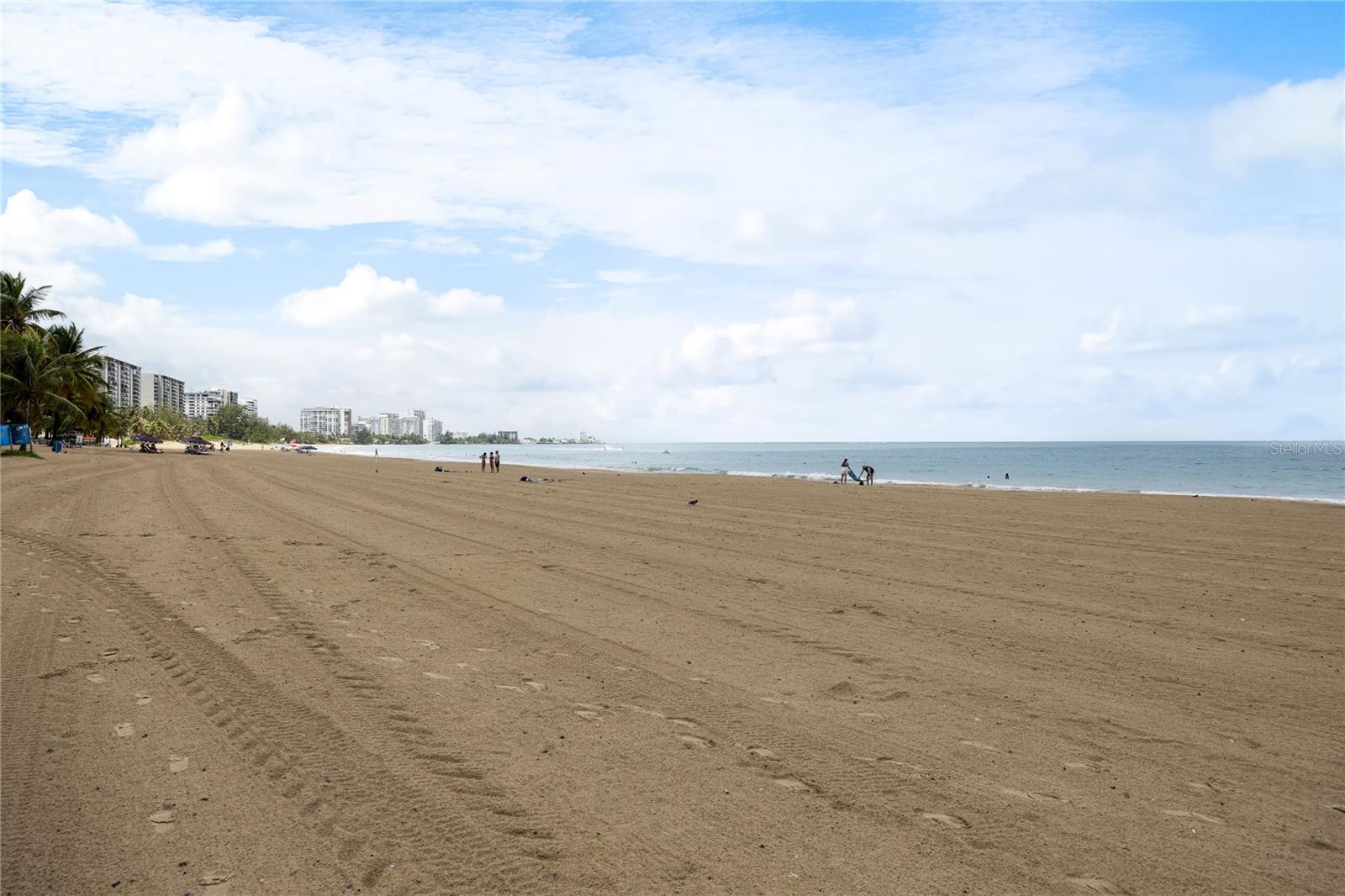 RAQUET CLUB (AKA RACQUET/RAQUET CLUB CONDOMINIUM) - Residential