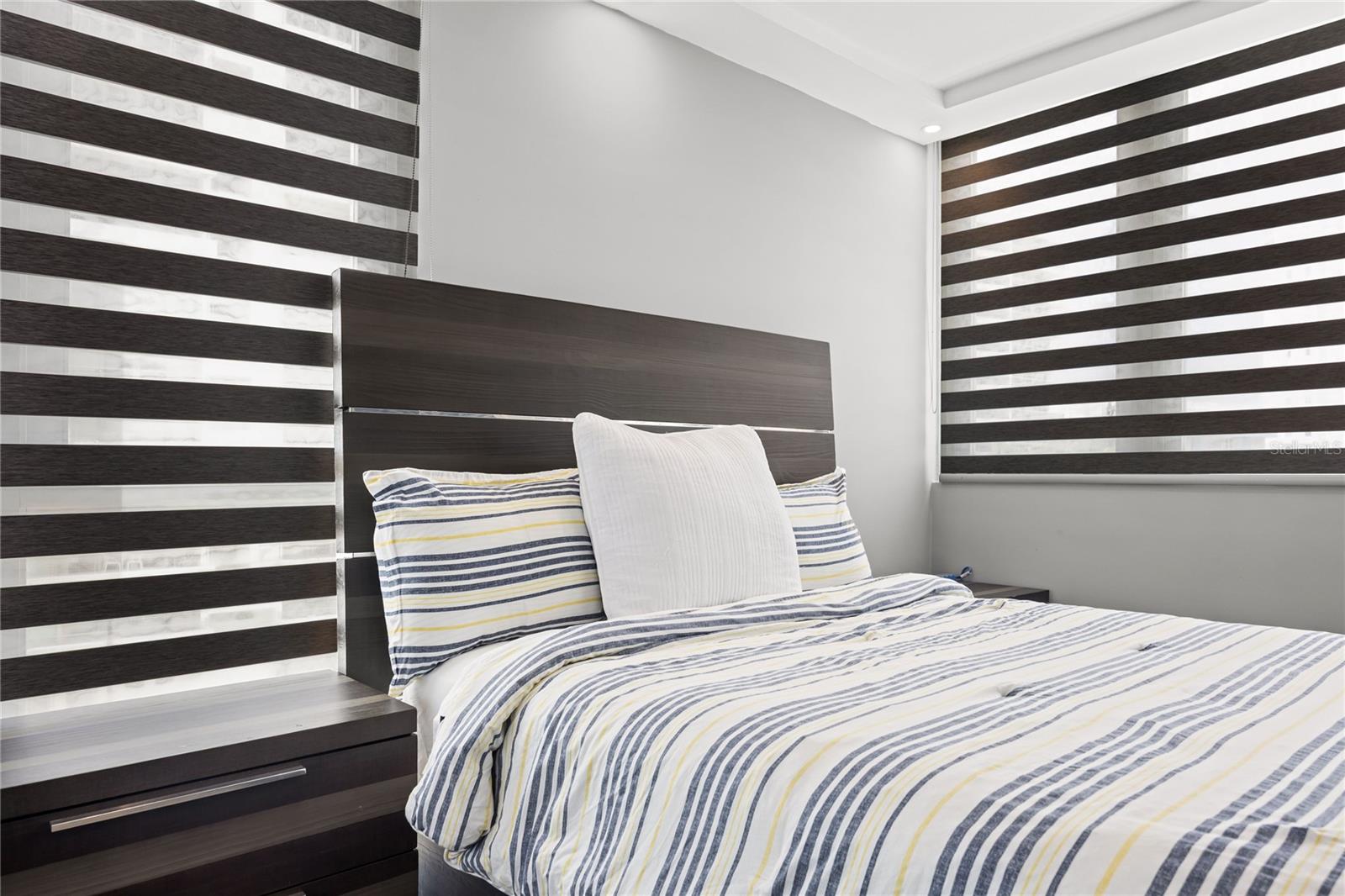 RAQUET CLUB (AKA RACQUET/RAQUET CLUB CONDOMINIUM) - Residential