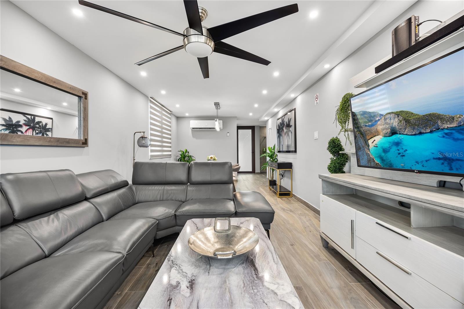 RAQUET CLUB (AKA RACQUET/RAQUET CLUB CONDOMINIUM) - Residential