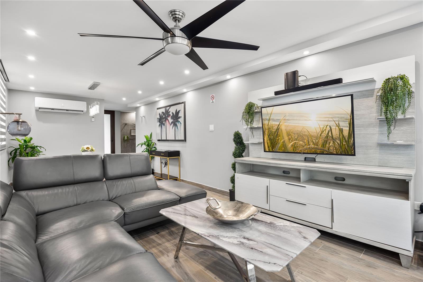 RAQUET CLUB (AKA RACQUET/RAQUET CLUB CONDOMINIUM) - Residential