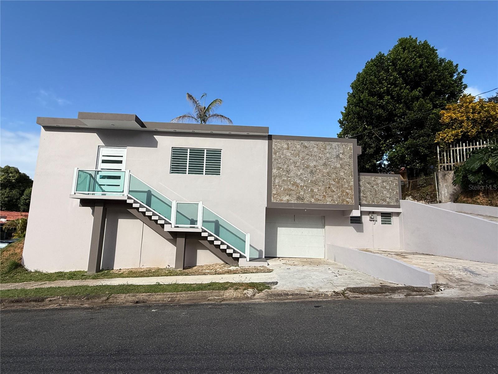 Excellent property, completely remodeled, 4 bedrooms - 2.5 bath, great panoramic view of the San Juan metro area. Great location. Lot 561 meters.