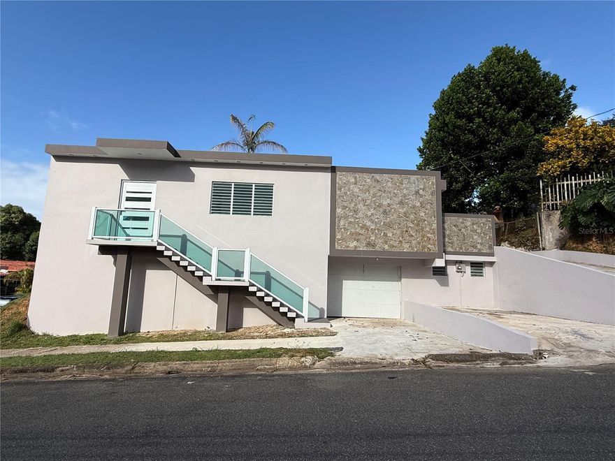 Excellent property, completely remodeled, 4 bedrooms - 2.5 bath, great panoramic view of the San Juan metro area. Great location. Lot 561 meters.