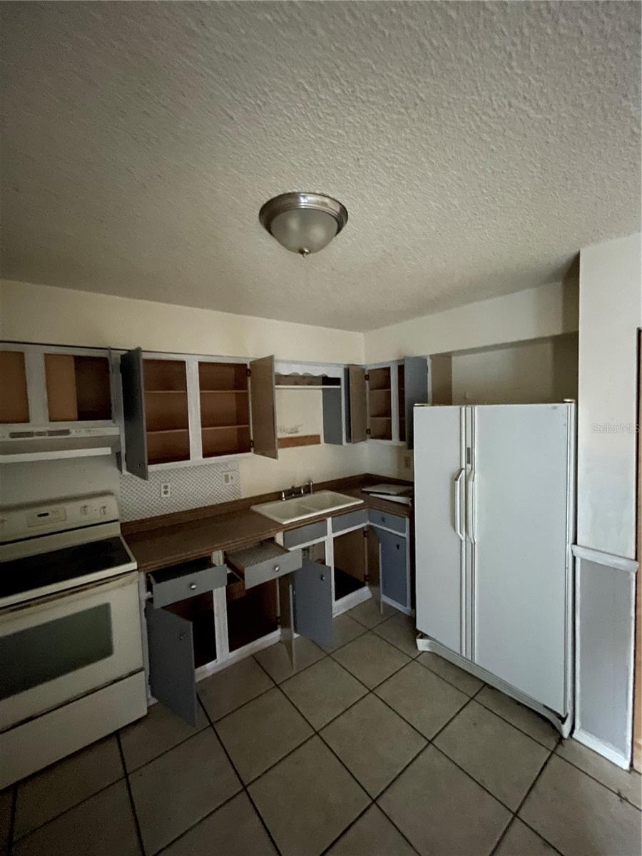 LADY LAKE APRIL HILLS - Residential