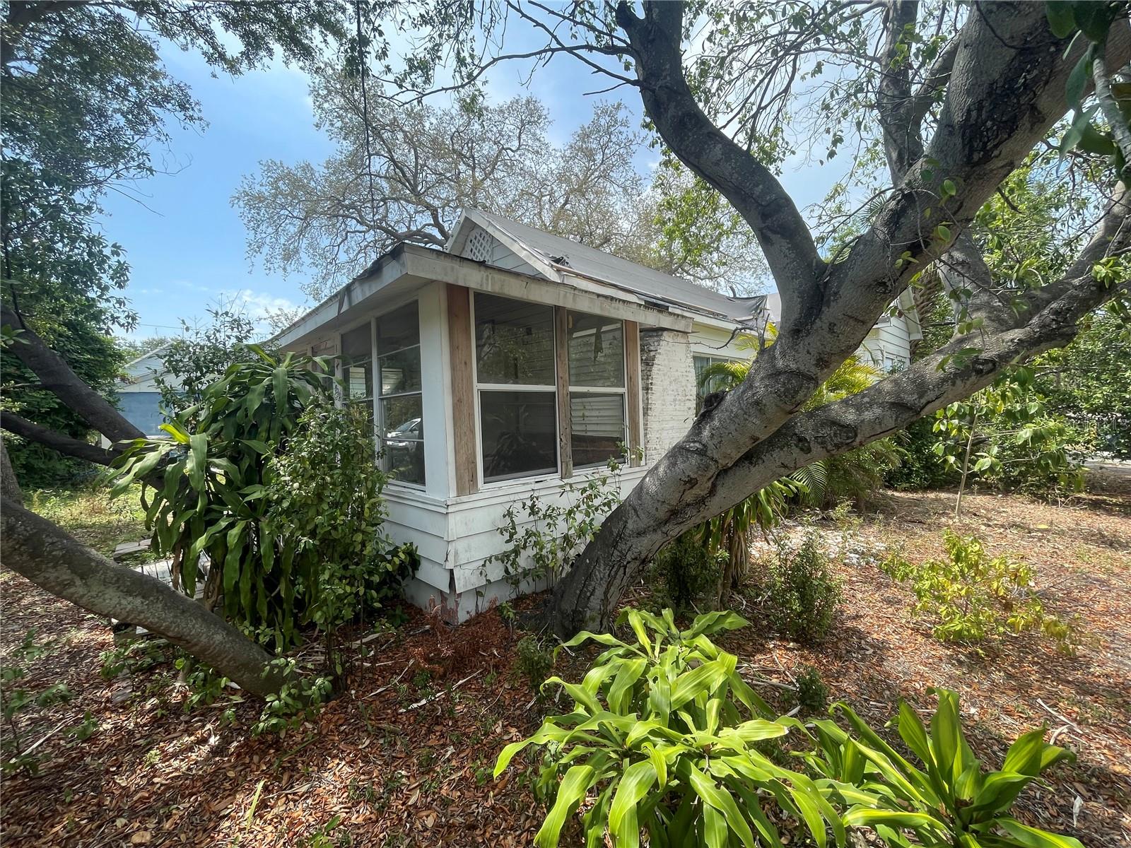 834 GRAND CENTRAL STREET