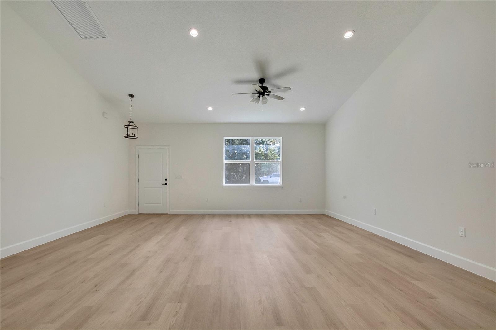 8104 N SANTOS DRIVE