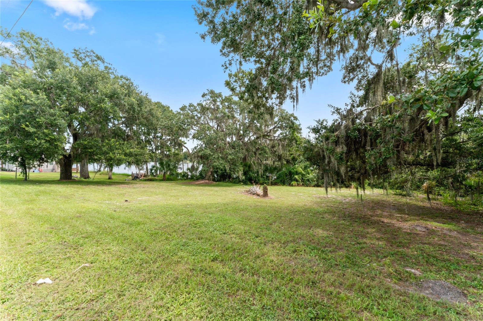 This is an incredible opportunity to create your custom dream home on the Hillsborough River. The lot, measuring 117 by 72 feet, is conveniently located in the heart of Temple Terrace, close to shopping, restaurants, and recreational activities. It offers direct access to the river, making it perfect for boating and fishing. Additionally, Riverhills Park is nearby, featuring a boardwalk, playground, and a boat launch.