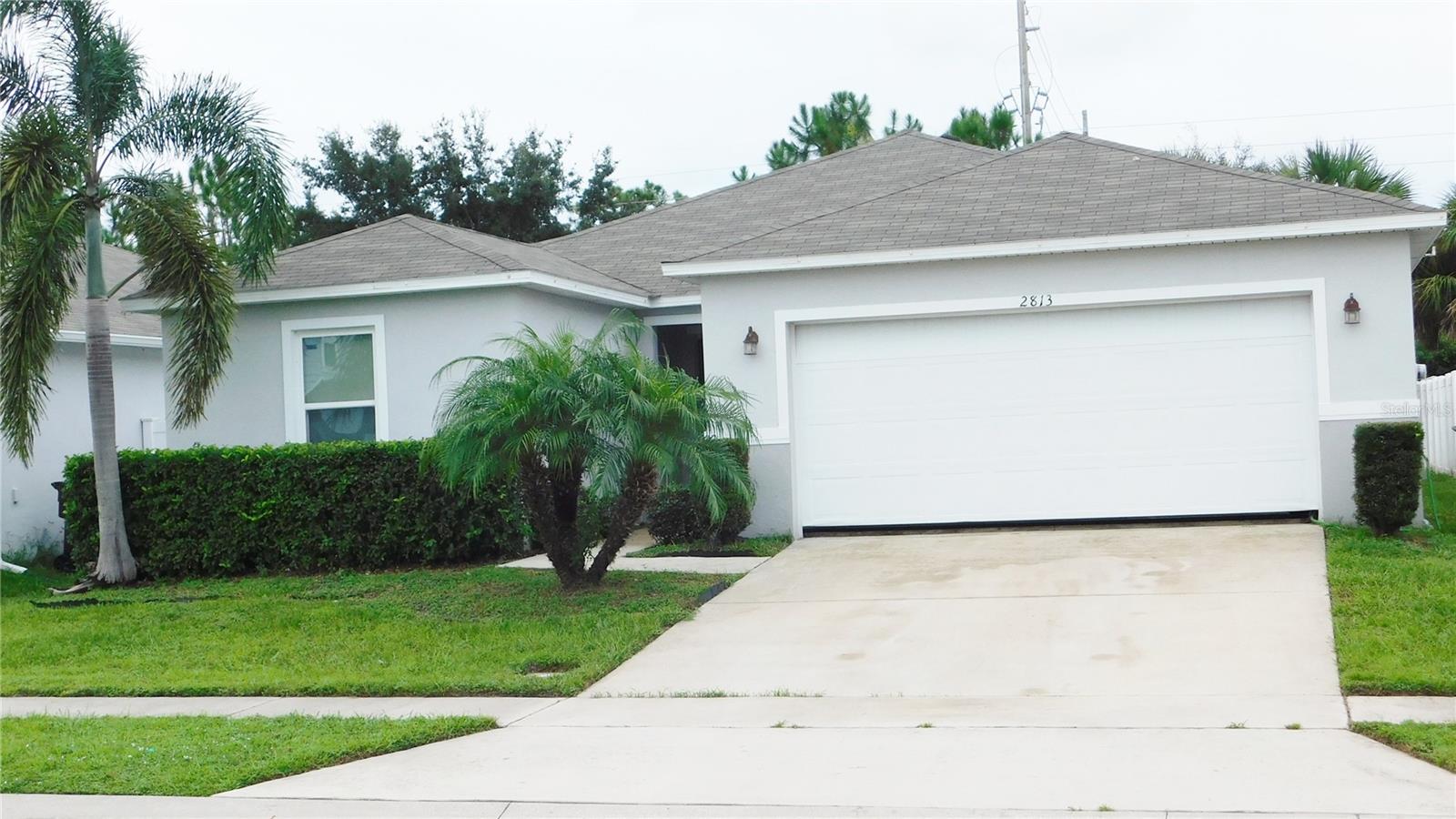 Excellent property! 3 bedrooms and 2 bathrooms in a prime location. Close to popular amusement parks, shopping centers, and a variety of restaurants, making it perfect for both relaxing and entertaining. Built in 2018, this home features the latest in design and modern amenities, ensuring comfort and style. A contemporary kitchen and breakfast bar. Enjoy the privacy and convenience of a split floor plan, offering a spacious layout that separates the master suite from the other bedrooms. Don't miss the opportunity to make this wonderful house your home! Schedule a showing today and discover all the incredible features this property offers.