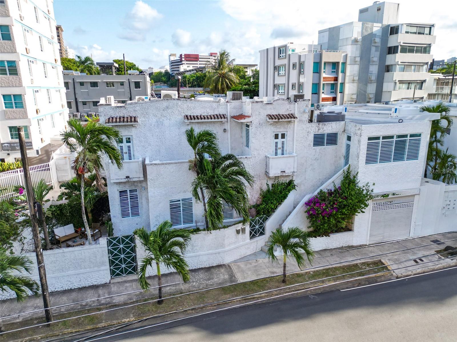 Located in Condado, 1370 Wilson Apt. A offers 1,000 sq. ft. of well-designed living space. This fully furnished apartment features two spacious bedrooms and two modern bathrooms. The open layout and tasteful finishes create a comfortable setting for both everyday living and entertaining.
Amenities include a private garage with one parking space and an in-unit washer and dryer. The property is close to hospitals, major hotels, and La Placita de Santurce, with quick access to the highway and only minutes from the airport.
A convenient location with everything you need nearby.