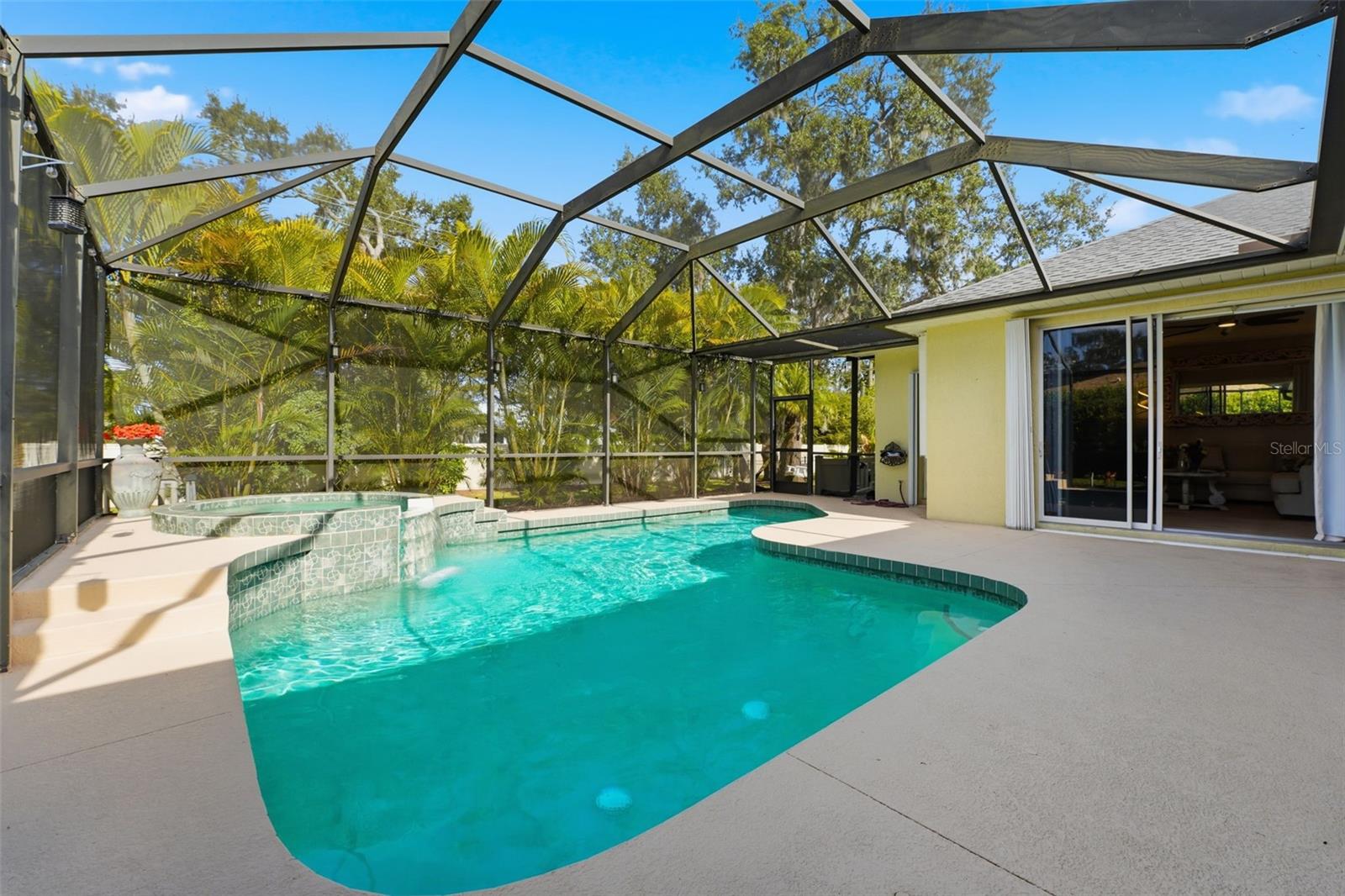 SECLUDED OAKS - Residential Lease