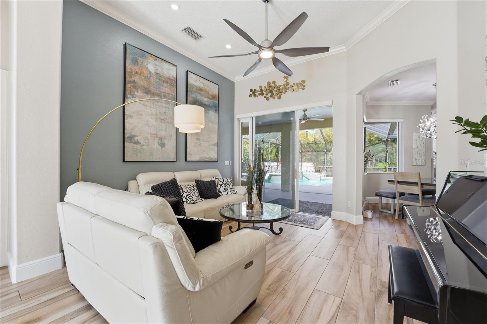 SECLUDED OAKS - Residential Lease