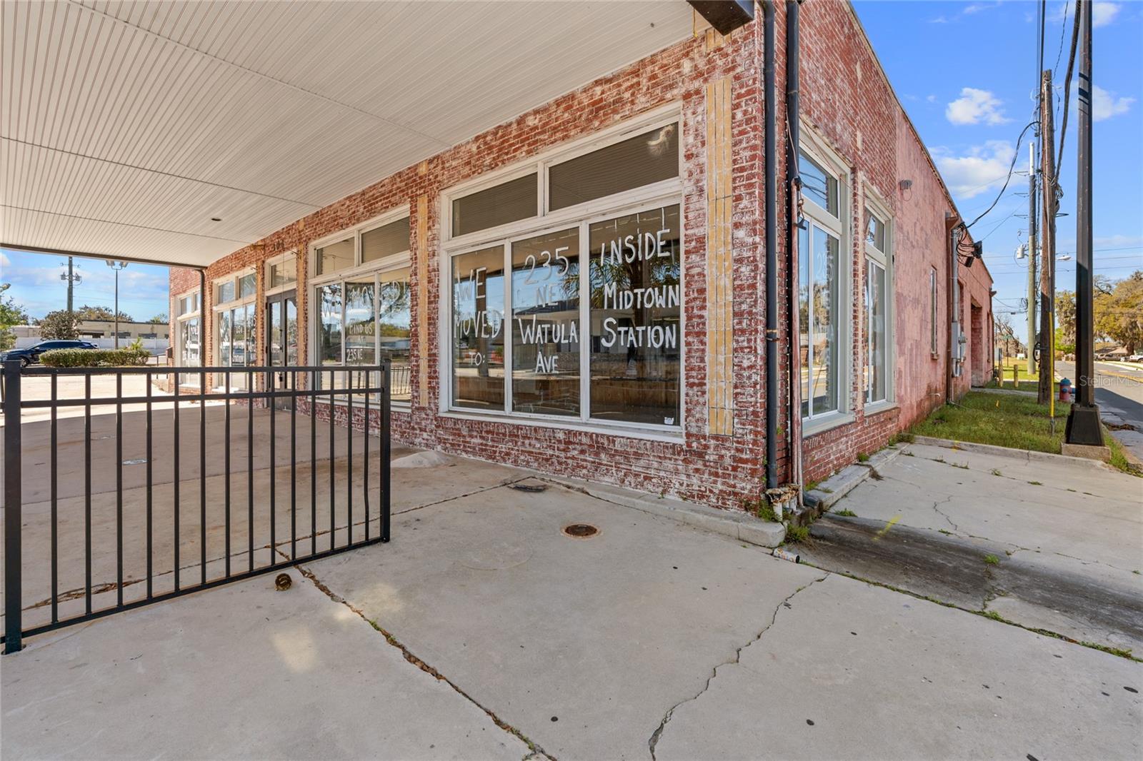 Main image without alt text